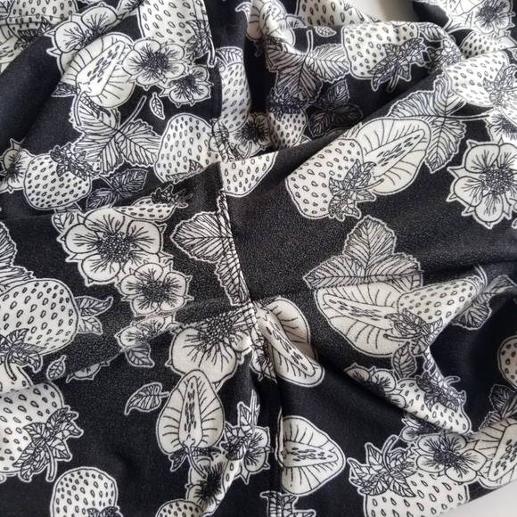 LuLaRoe • HTF B&W Strawberry Print TC Leggings - Picture 4 of 4